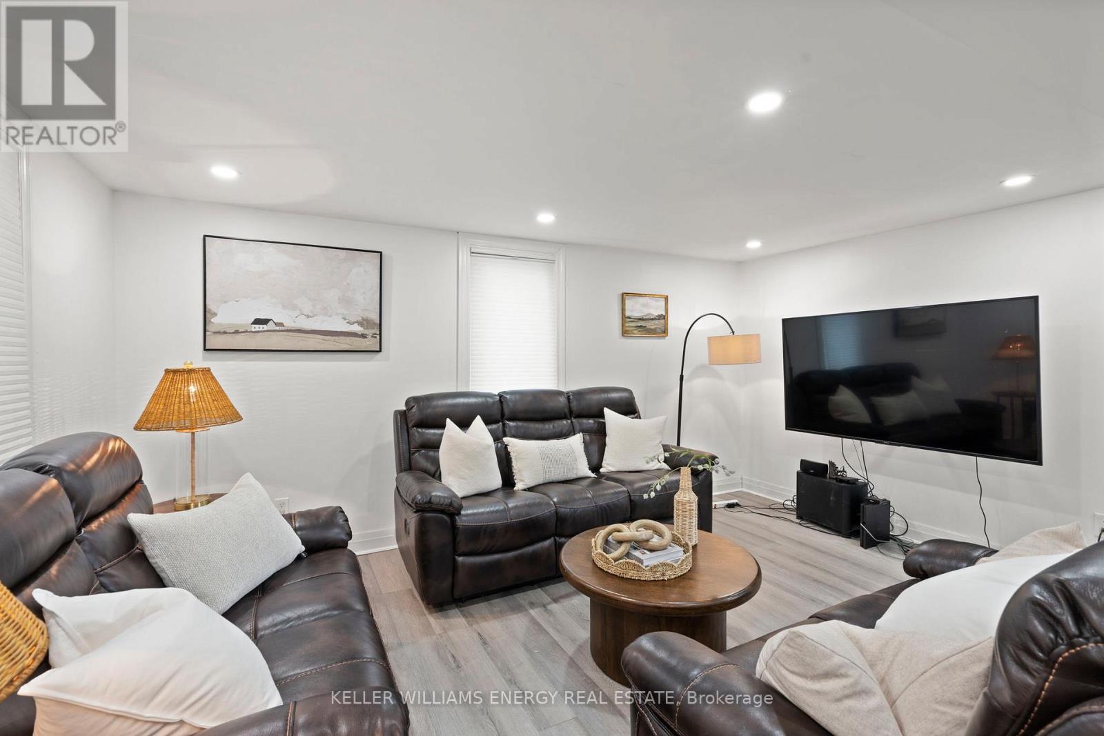 30 Pier Street, Scugog, ON - Indoor Photo Showing Living Room