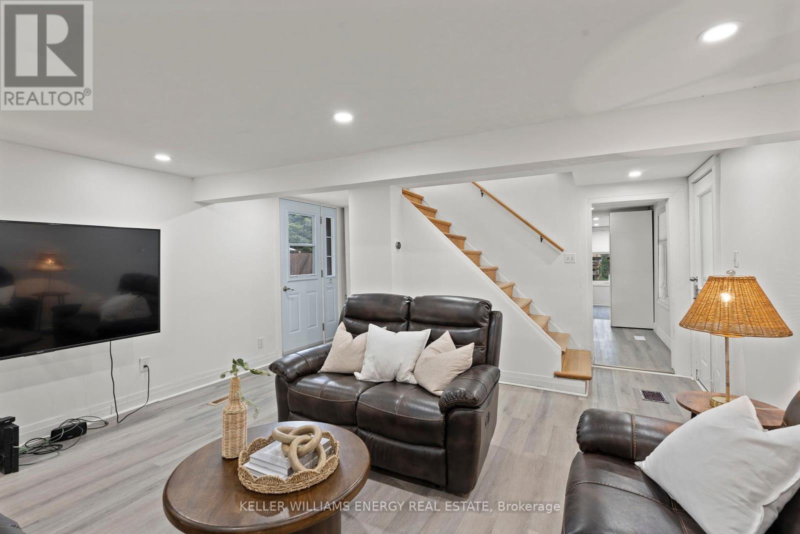30 Pier Street, Scugog, ON - Indoor Photo Showing Living Room
