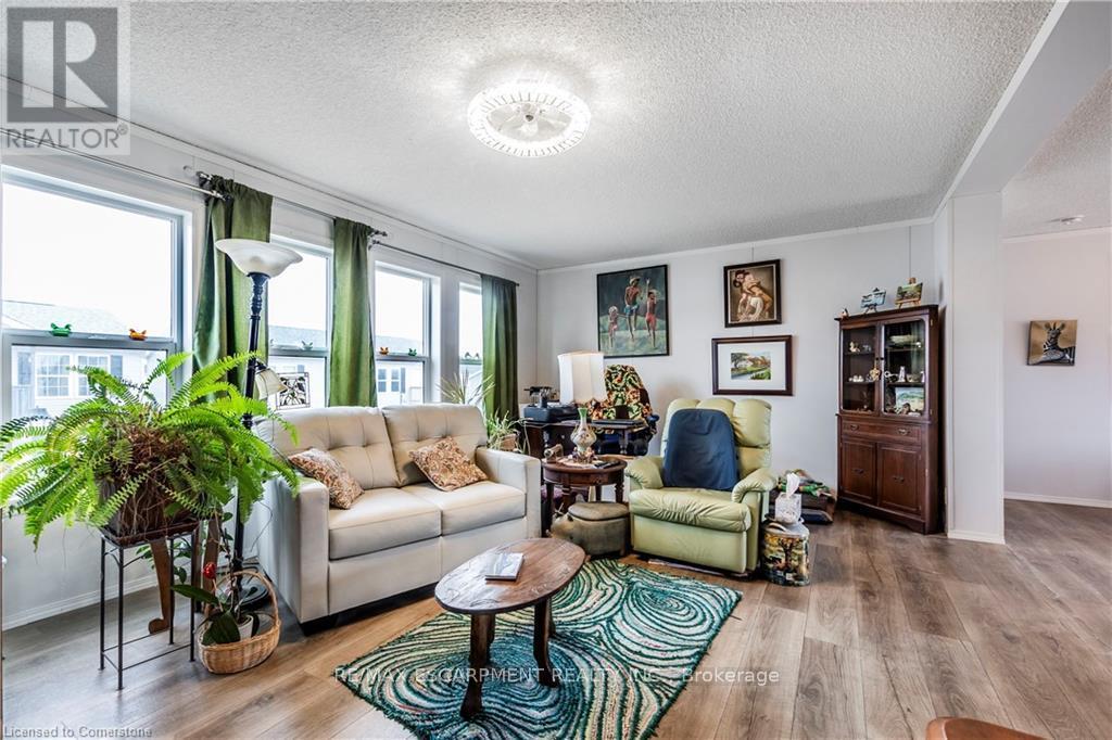 17 Bent Willow Court, Haldimand, ON - Indoor Photo Showing Living Room