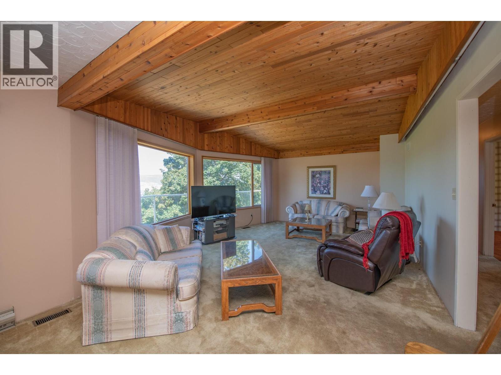 4587 Briggs Road, Vernon, BC - Indoor Photo Showing Living Room