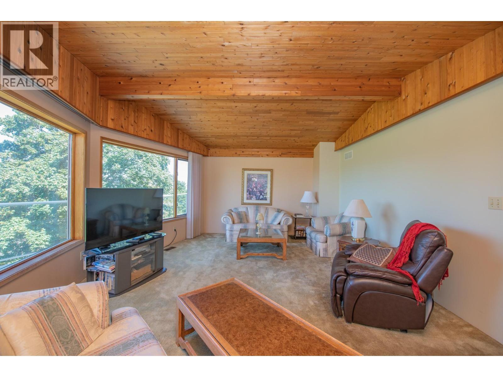 4587 Briggs Road, Vernon, BC - Indoor Photo Showing Living Room