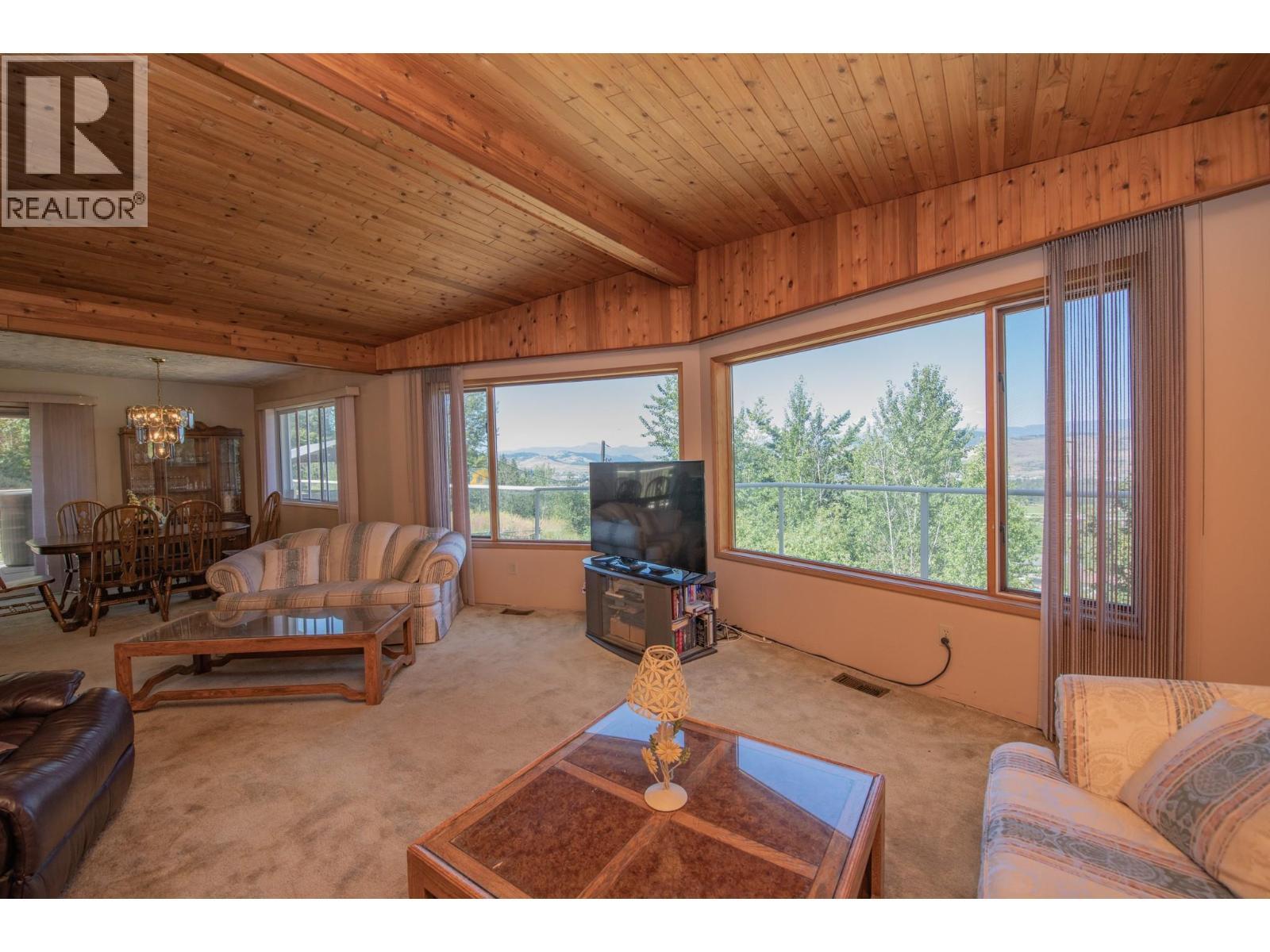 4587 Briggs Road, Vernon, BC - Indoor Photo Showing Living Room