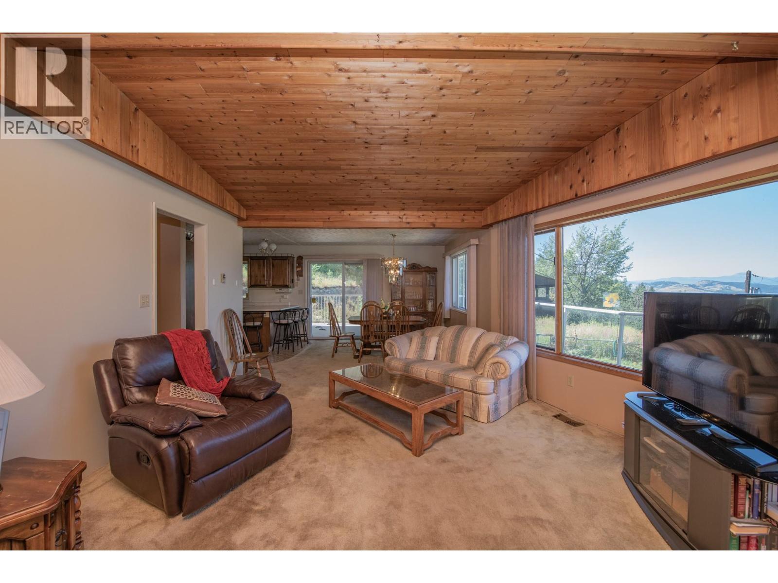 4587 Briggs Road, Vernon, BC - Indoor Photo Showing Living Room