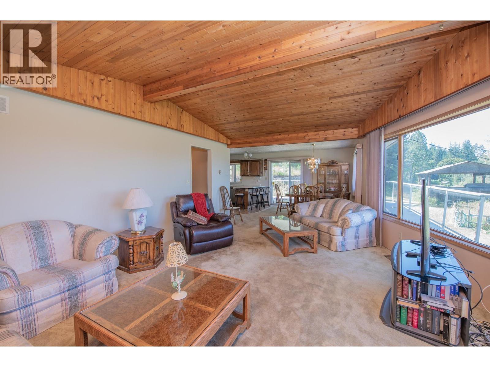 4587 Briggs Road, Vernon, BC - Indoor Photo Showing Living Room