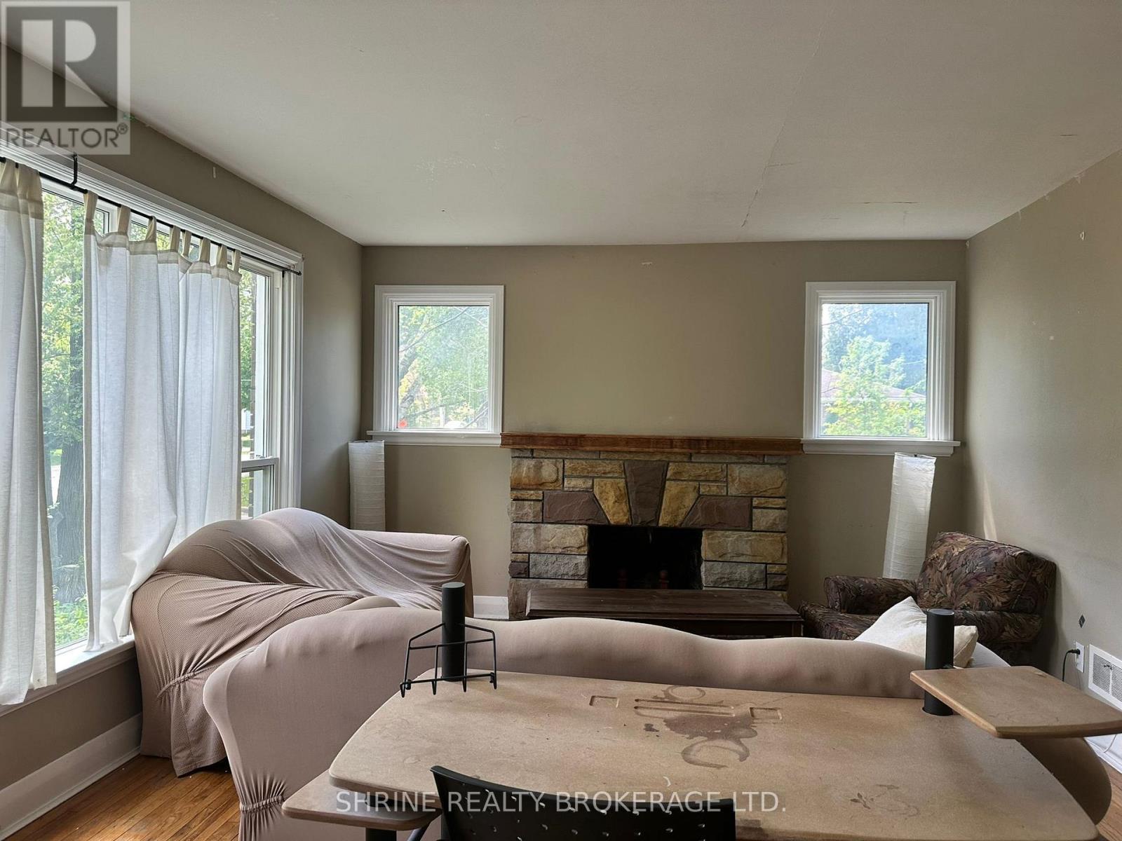 90 Huron Street, London East (East B), ON - Indoor With Fireplace