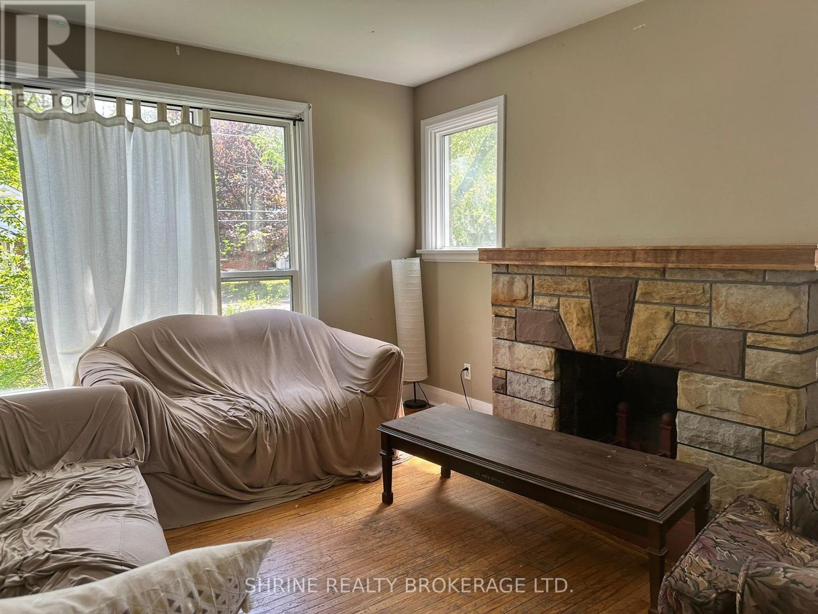 90 Huron Street, London East (East B), ON - Indoor With Fireplace