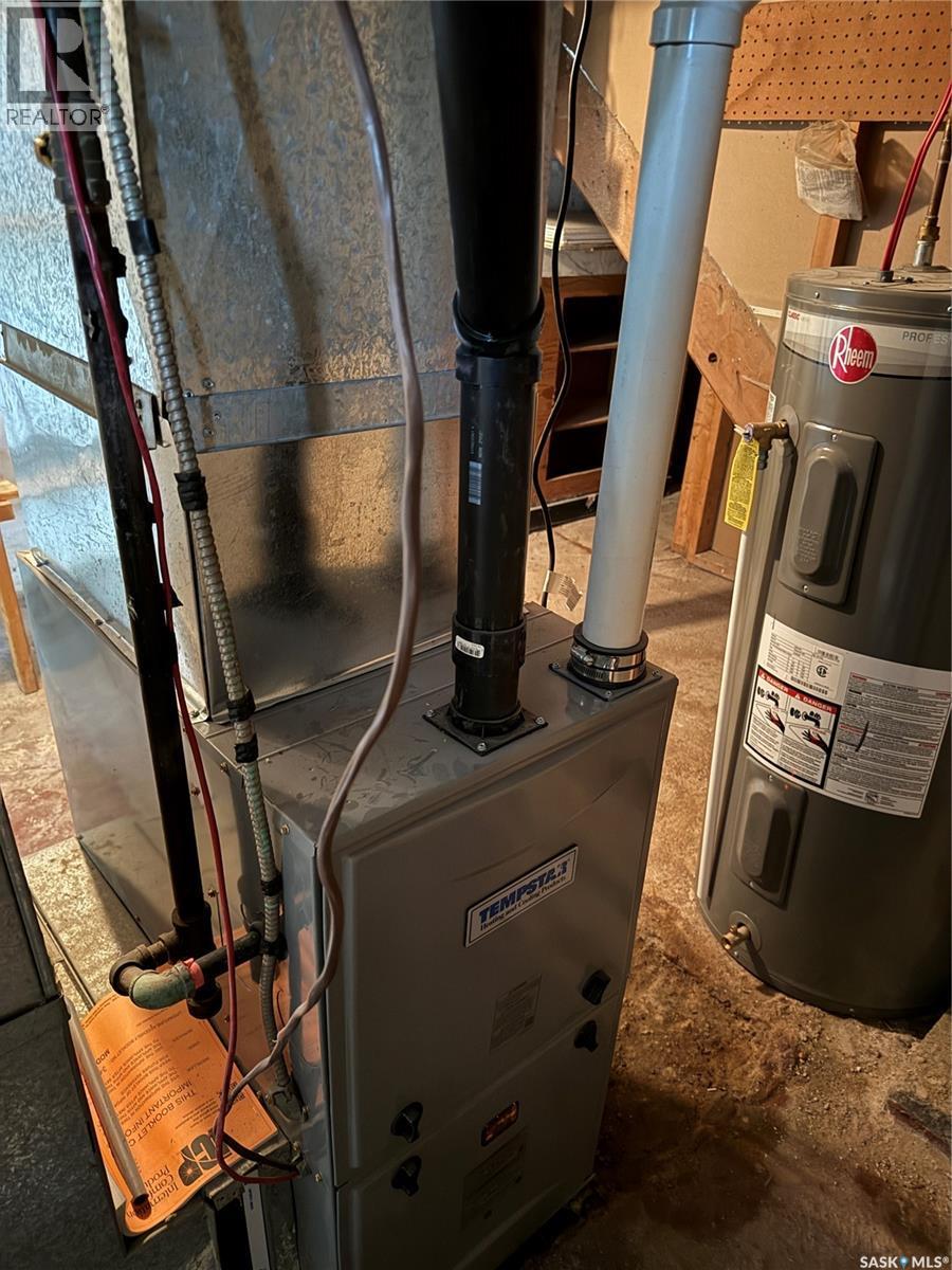 223 Eisenhower Street, Midale, SK - Indoor Photo Showing Basement