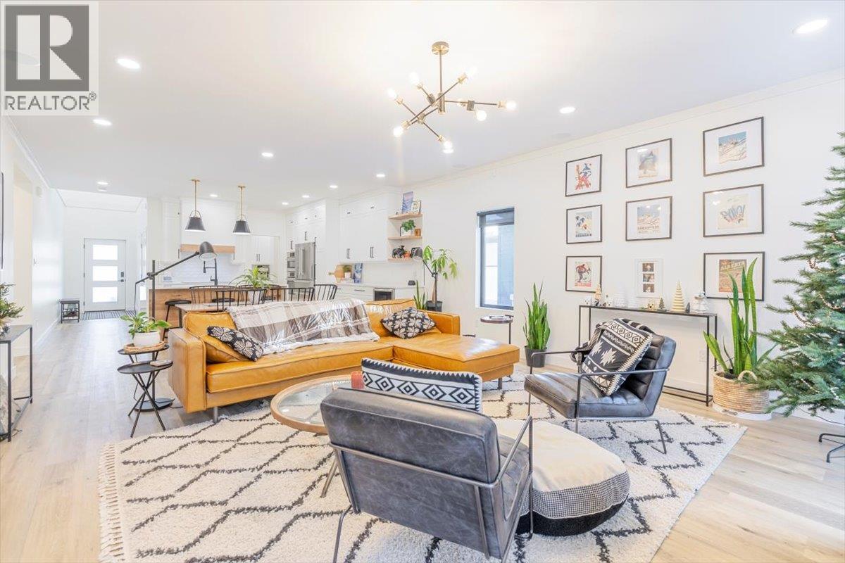 4600 Alpine Way, Fernie, BC - Indoor Photo Showing Living Room