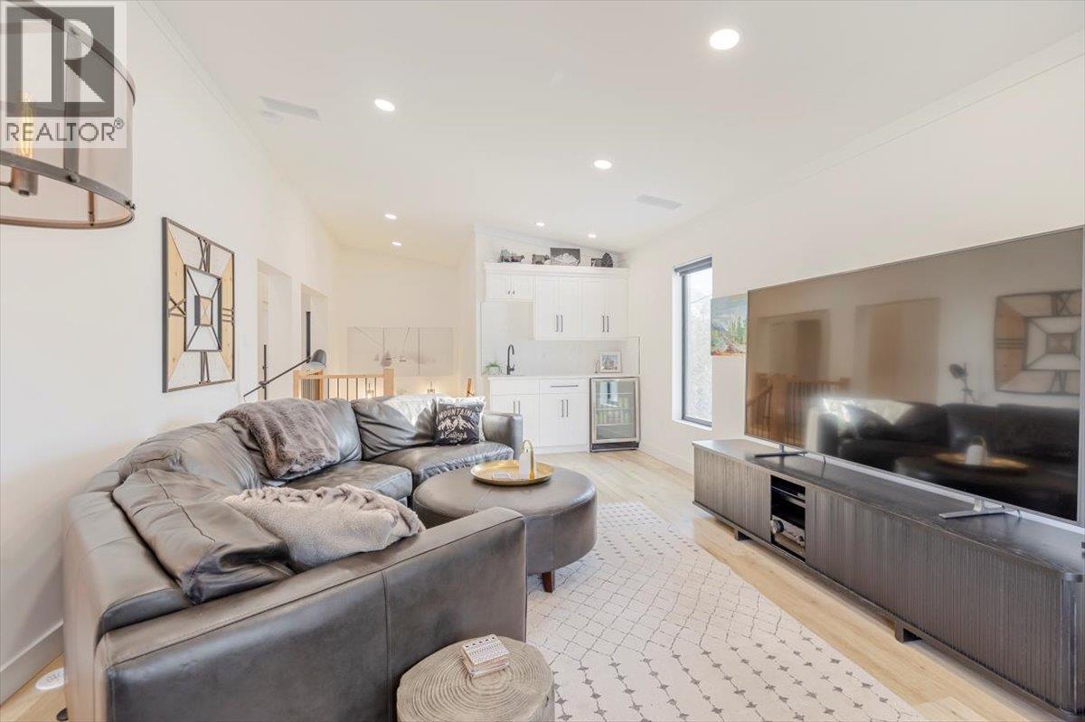 4600 Alpine Way, Fernie, BC - Indoor Photo Showing Living Room