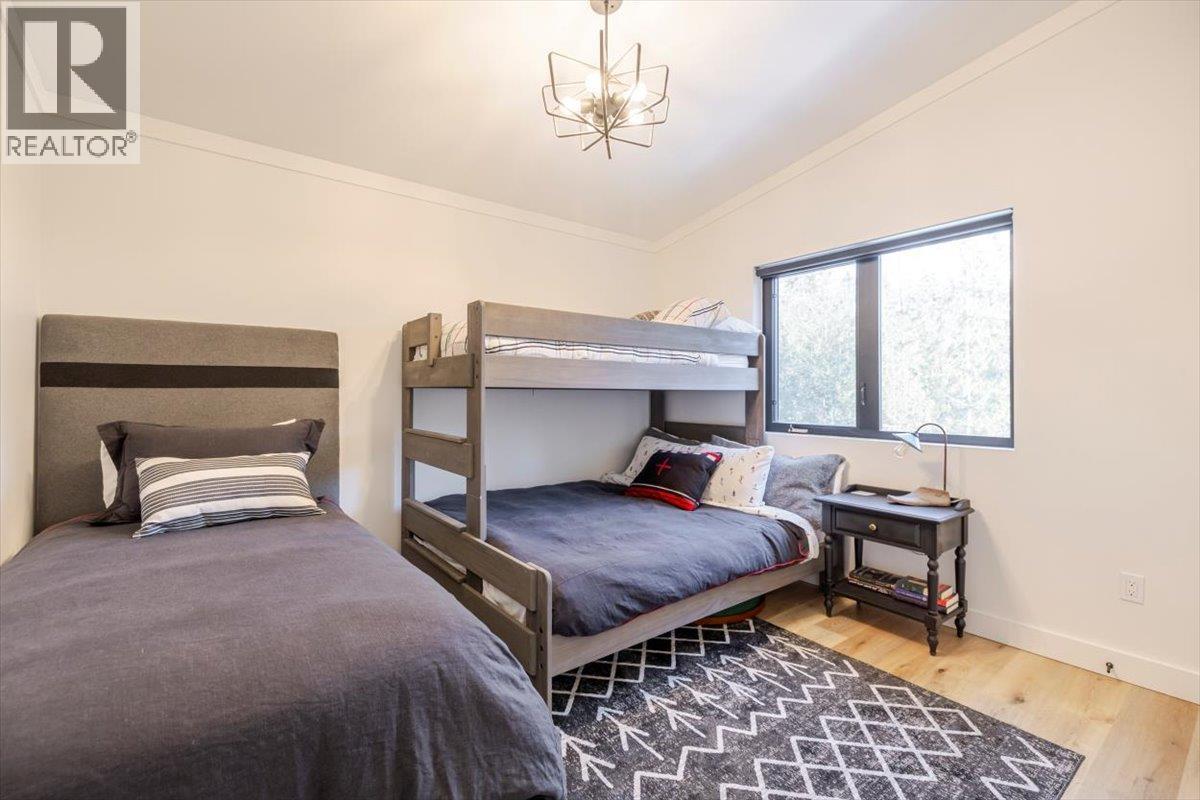 4600 Alpine Way, Fernie, BC - Indoor Photo Showing Bedroom