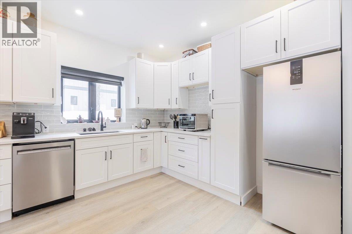 4600 Alpine Way, Fernie, BC - Indoor Photo Showing Kitchen