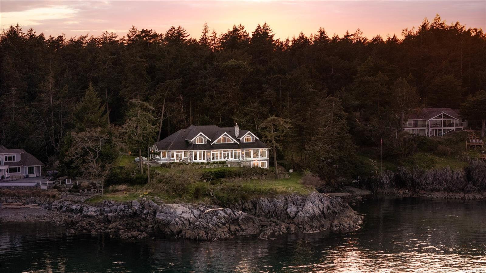 2600 Queenswood Dr, Saanich, BC