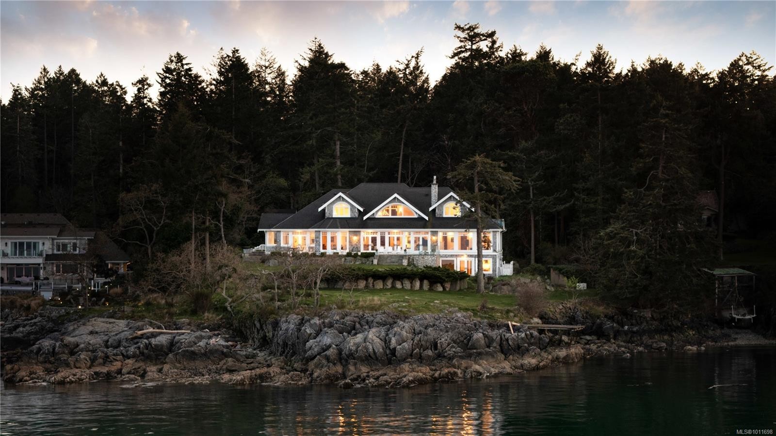 2600 Queenswood Dr, Saanich, BC