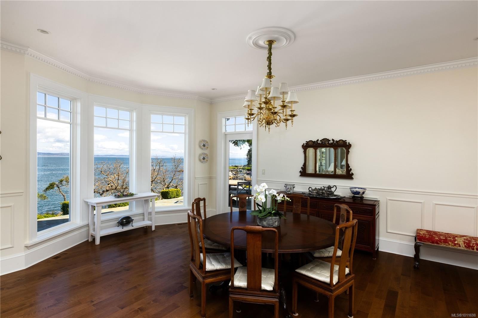 2600 Queenswood Dr, Saanich, BC