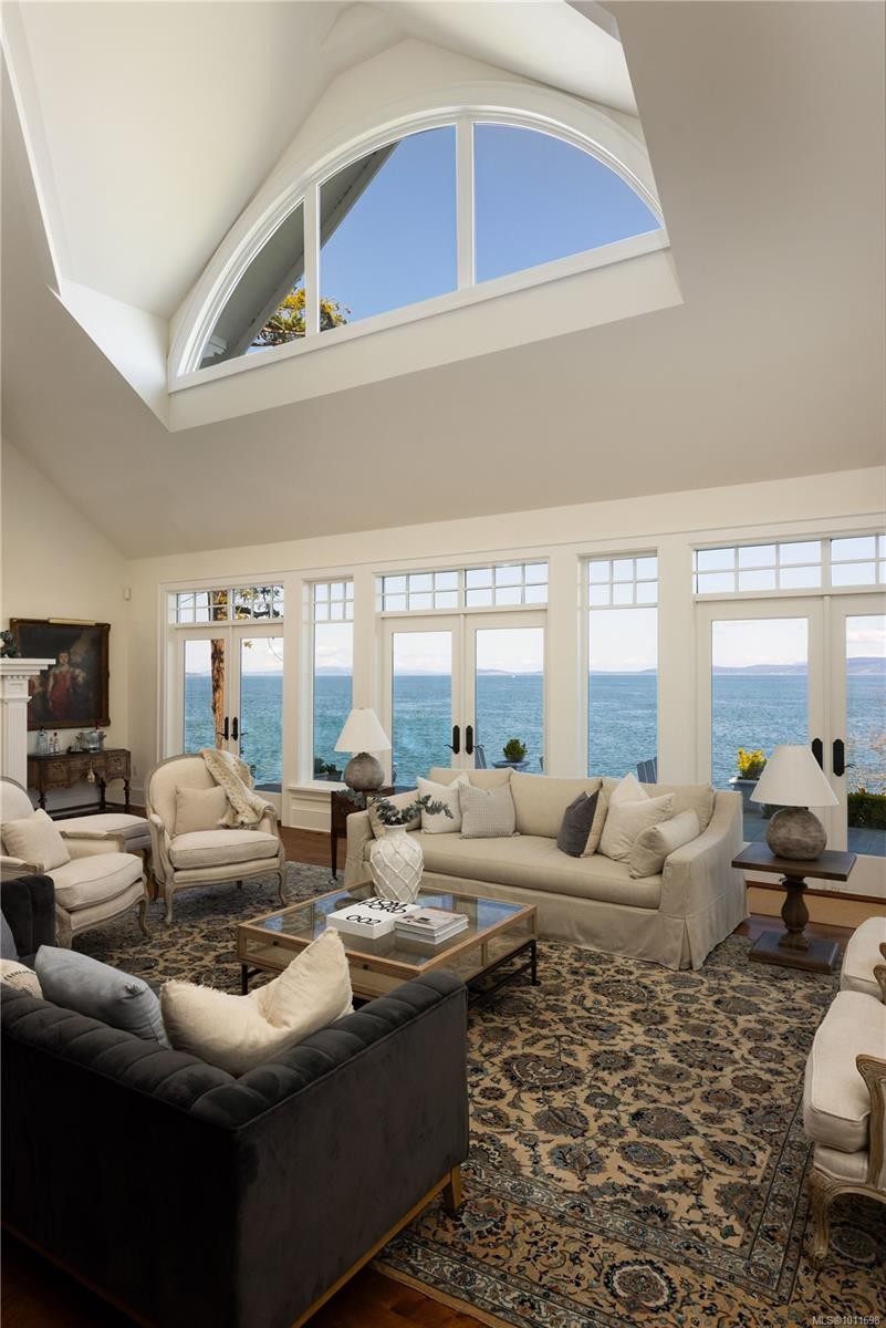 2600 Queenswood Dr, Saanich, BC