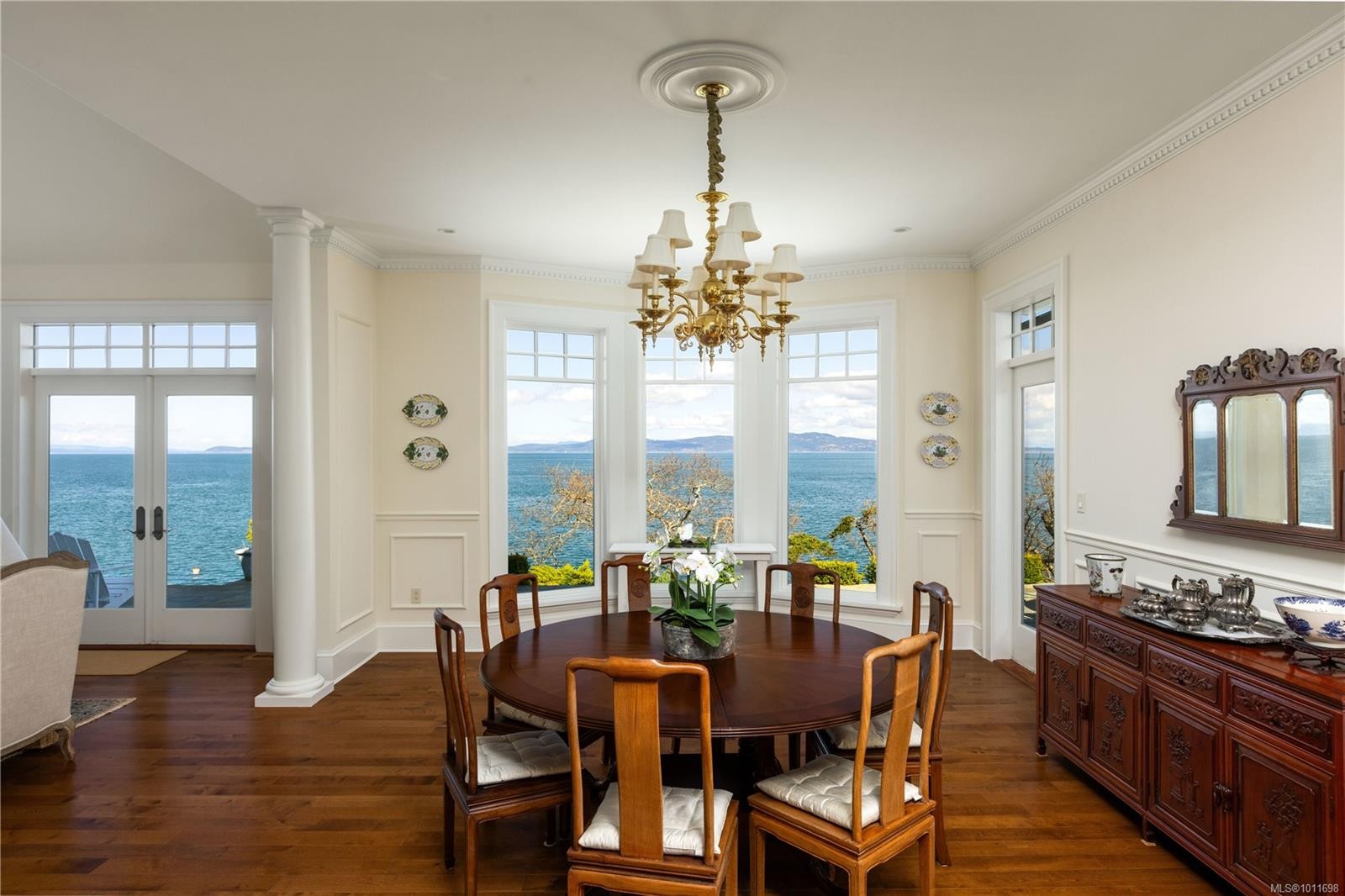 2600 Queenswood Dr, Saanich, BC