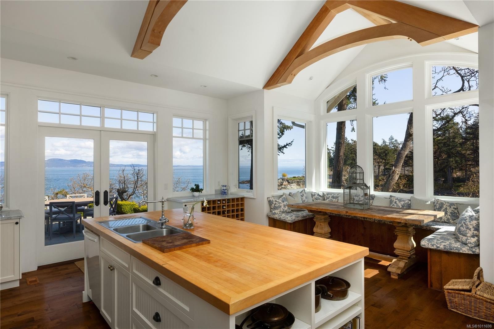 2600 Queenswood Dr, Saanich, BC