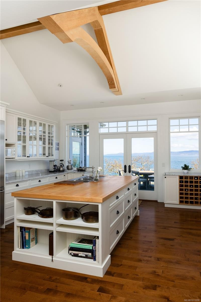 2600 Queenswood Dr, Saanich, BC