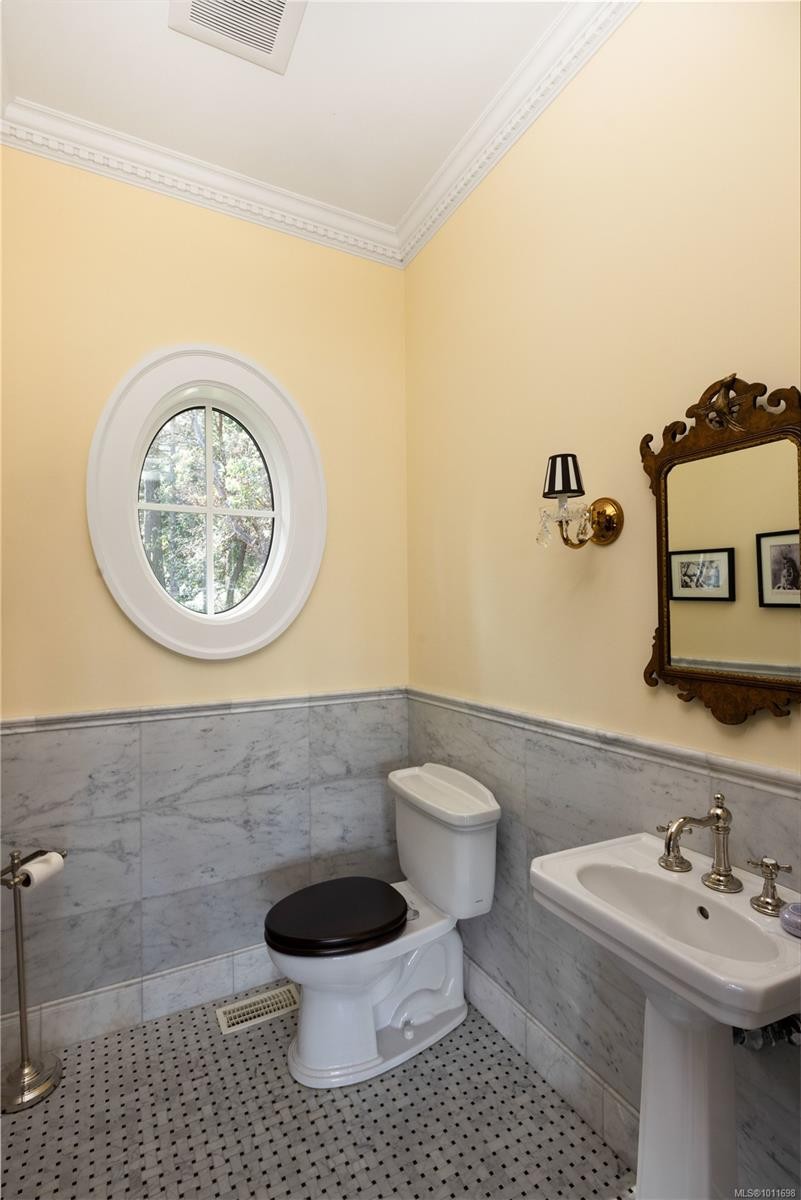 2600 Queenswood Dr, Saanich, BC