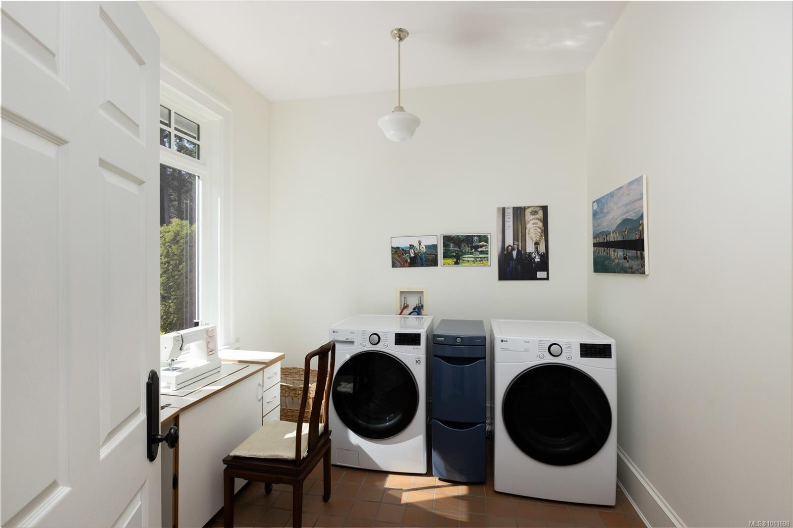 2600 Queenswood Dr, Saanich, BC