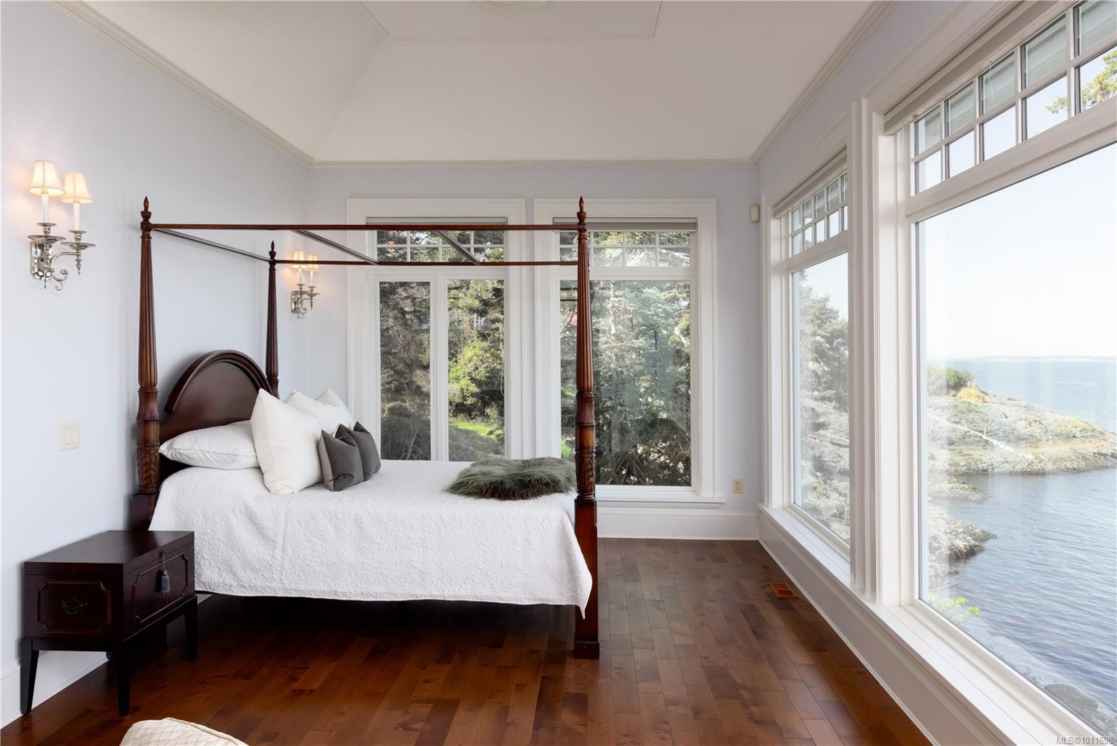 2600 Queenswood Dr, Saanich, BC