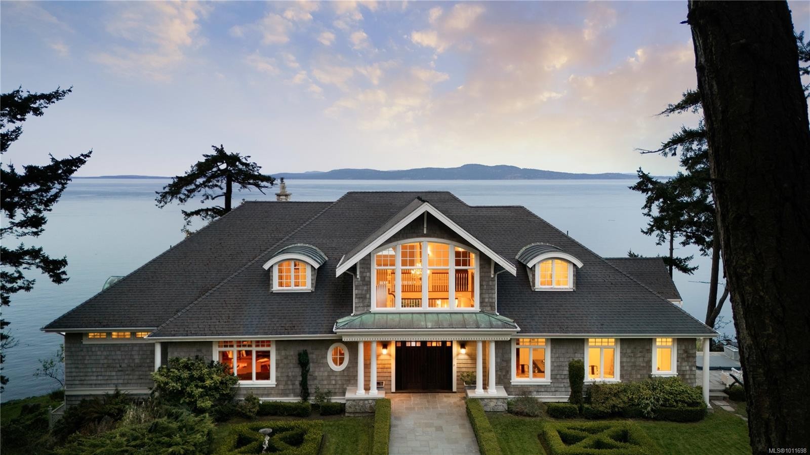 2600 Queenswood Dr, Saanich, BC