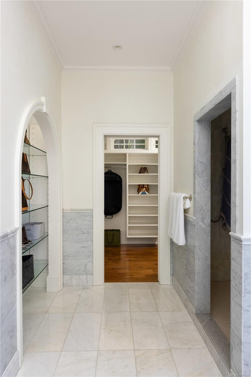 2600 Queenswood Dr, Saanich, BC