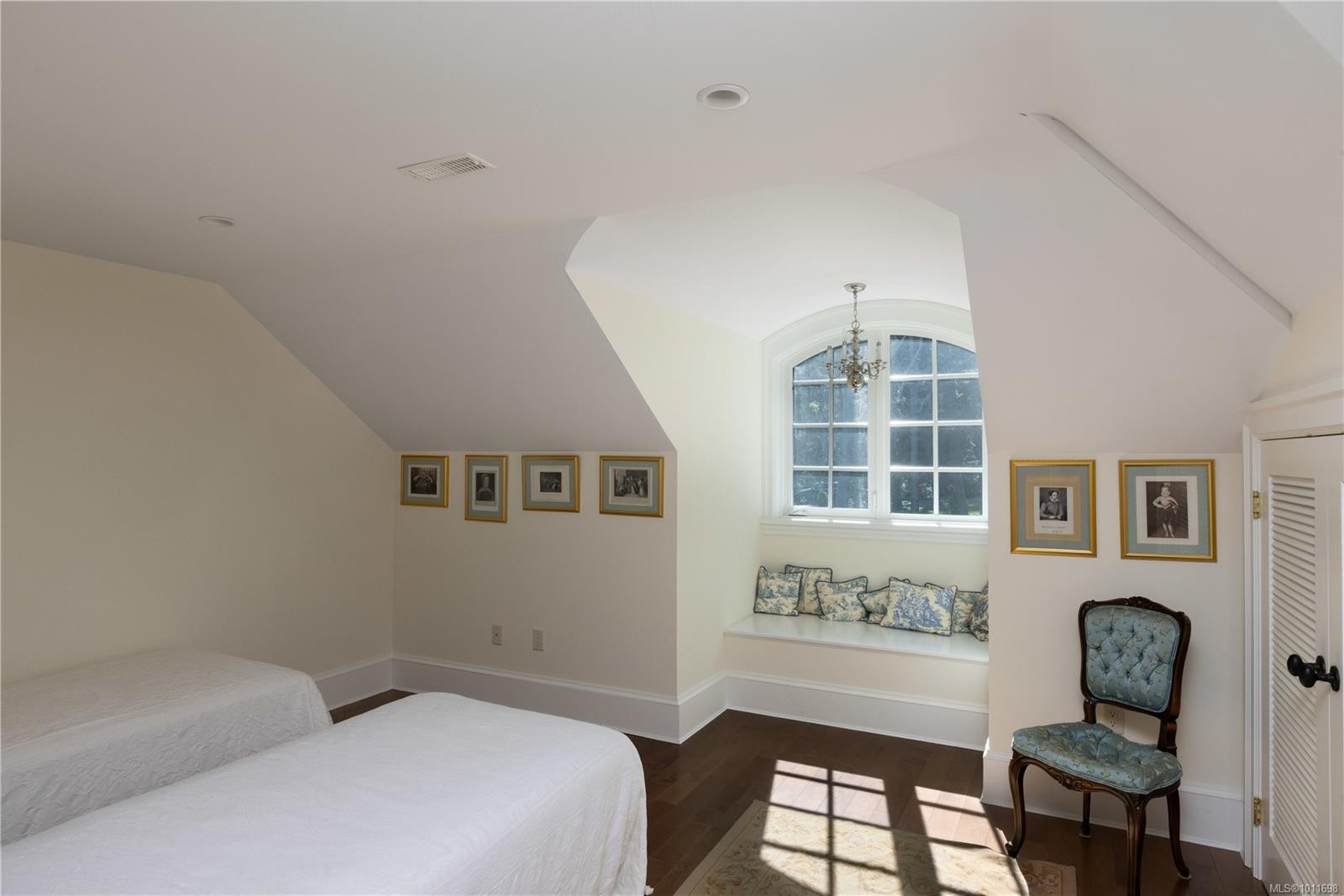 2600 Queenswood Dr, Saanich, BC