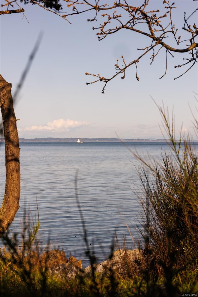 2600 Queenswood Dr, Saanich, BC