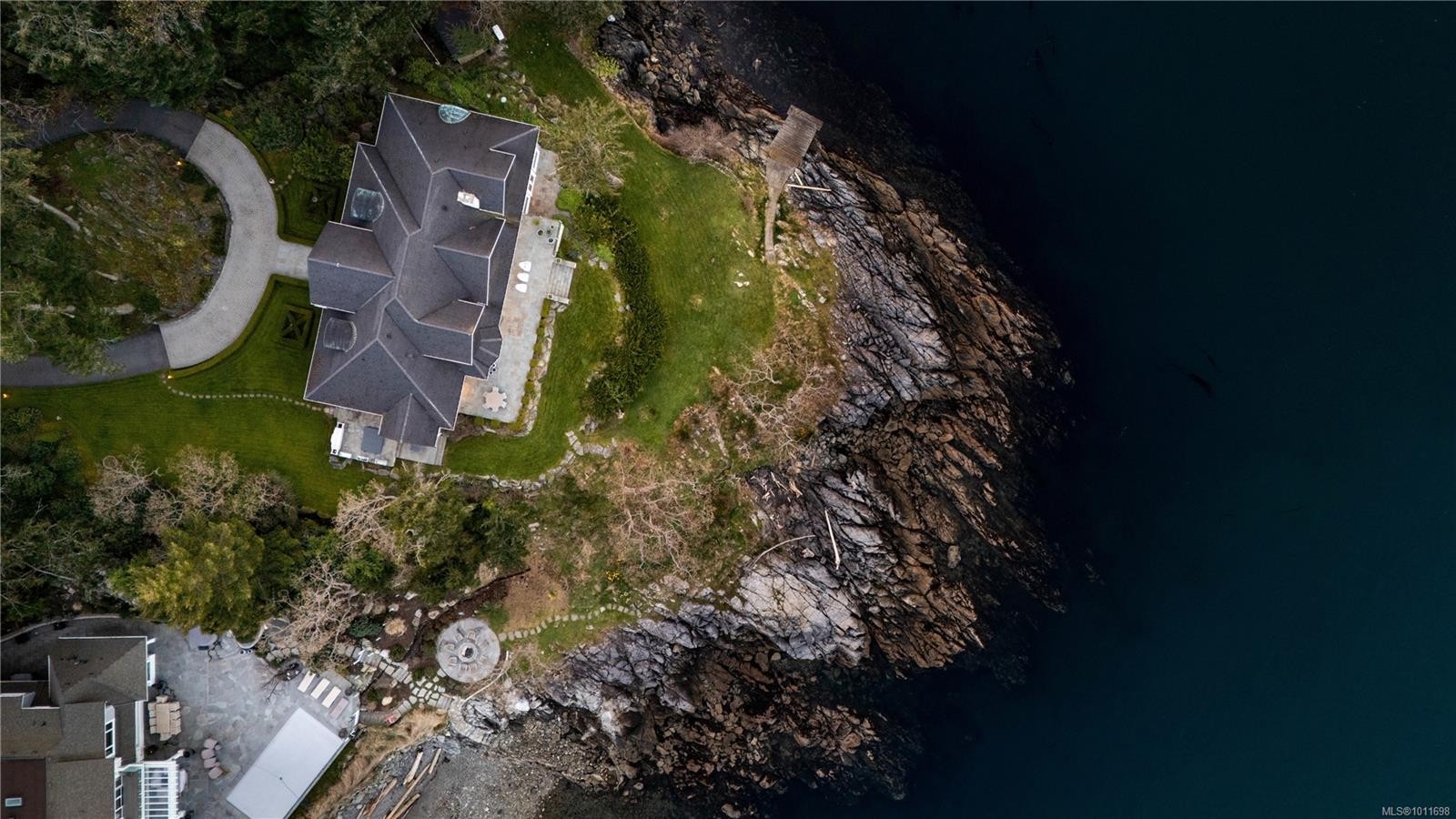 2600 Queenswood Dr, Saanich, BC