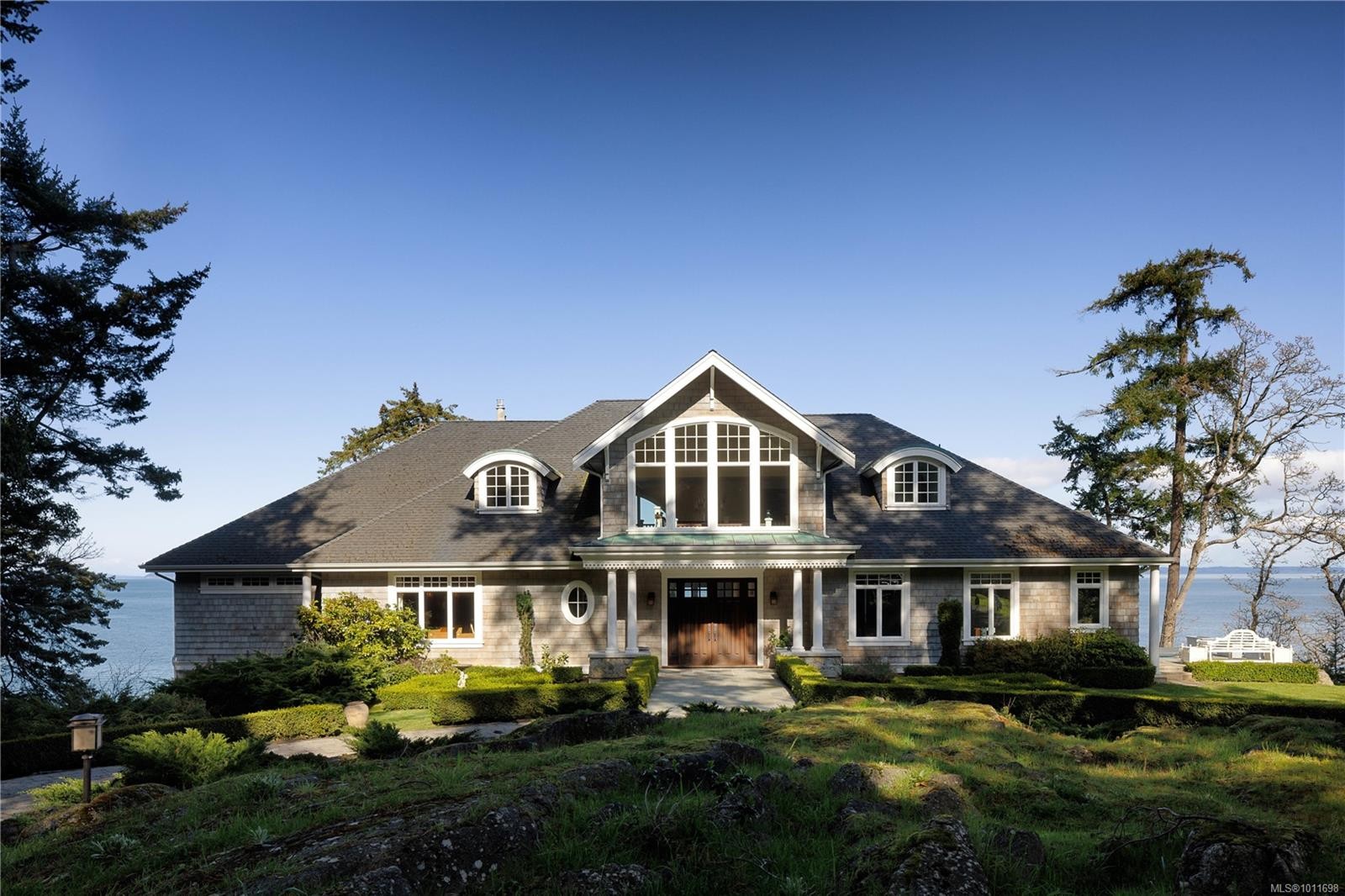 2600 Queenswood Dr, Saanich, BC