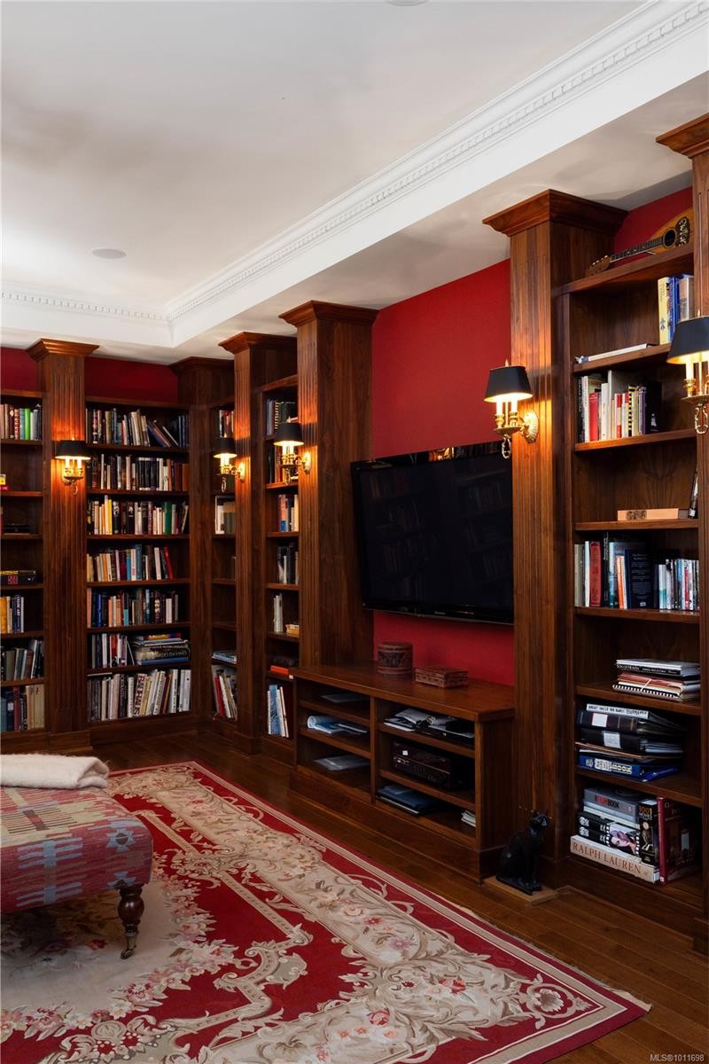 2600 Queenswood Dr, Saanich, BC