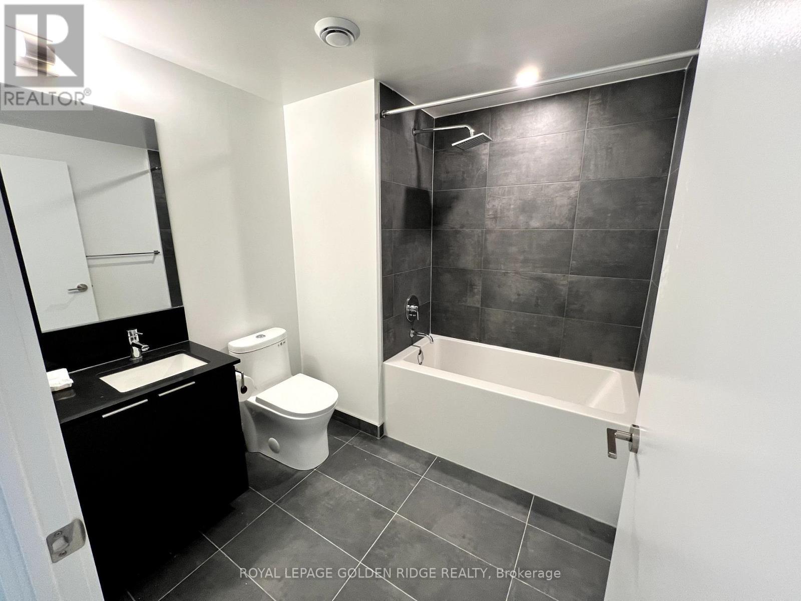 Ph02 - 8 Wellesley Street W, Toronto, ON - Indoor Photo Showing Bathroom