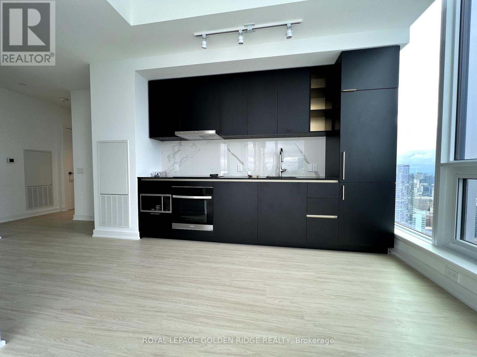 Ph02 - 8 Wellesley Street W, Toronto, ON - Indoor Photo Showing Kitchen