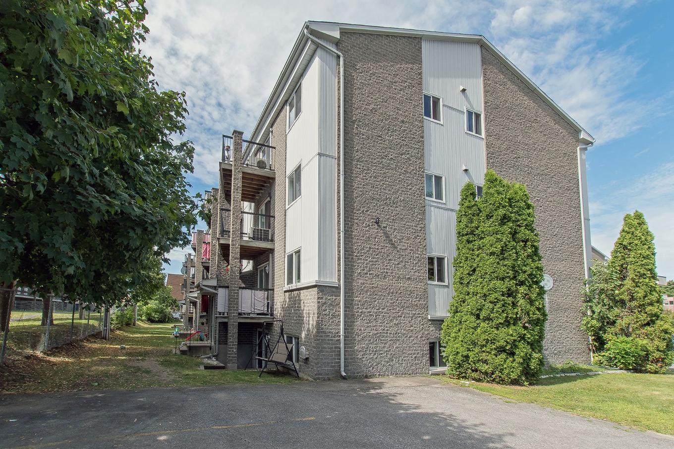 Cour - 1-1930 Av. Dumouchel, Laval (Chomedey), QC - Outdoor