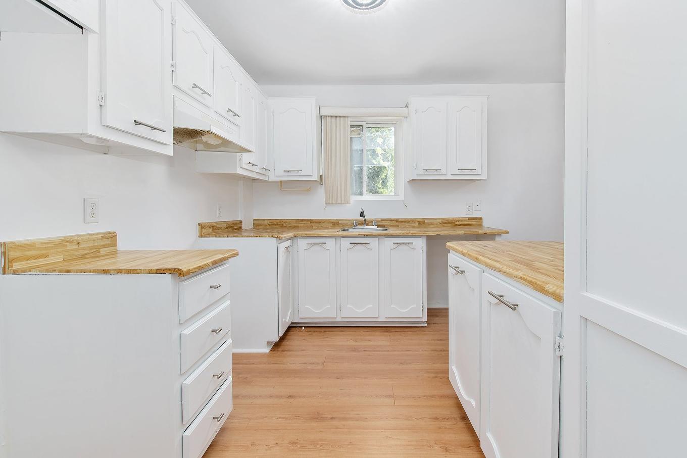 Cuisine - 1-1930 Av. Dumouchel, Laval (Chomedey), QC - Indoor Photo Showing Kitchen