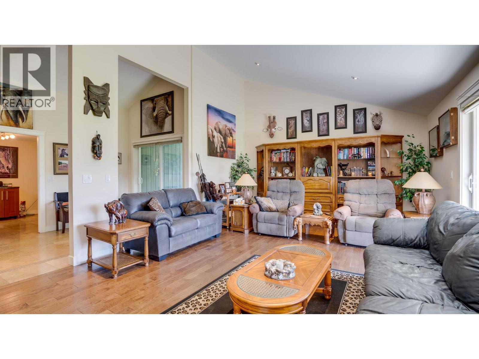 620 Mountview Road, Vernon, BC - Indoor Photo Showing Living Room