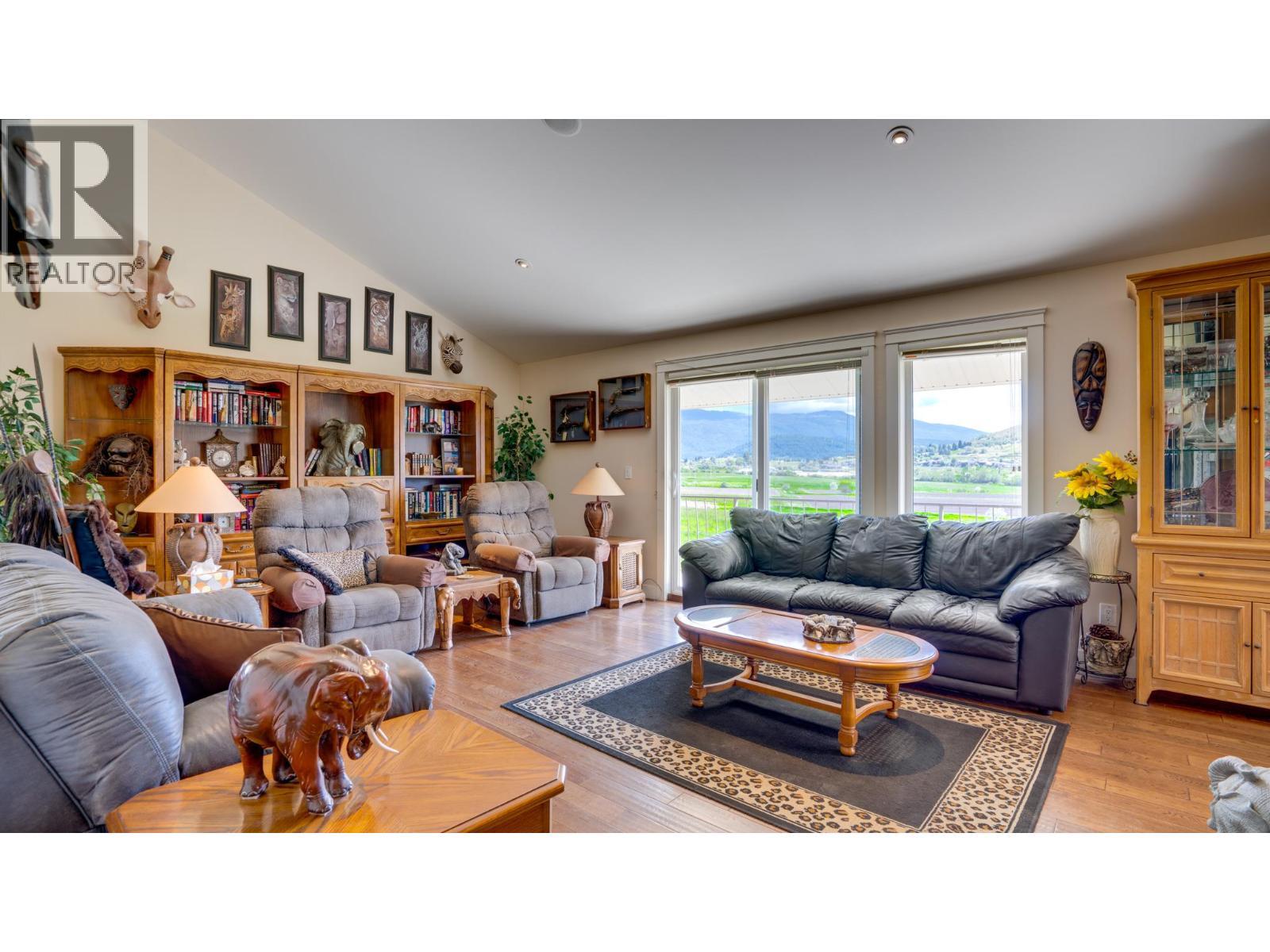 620 Mountview Road, Vernon, BC - Indoor Photo Showing Living Room