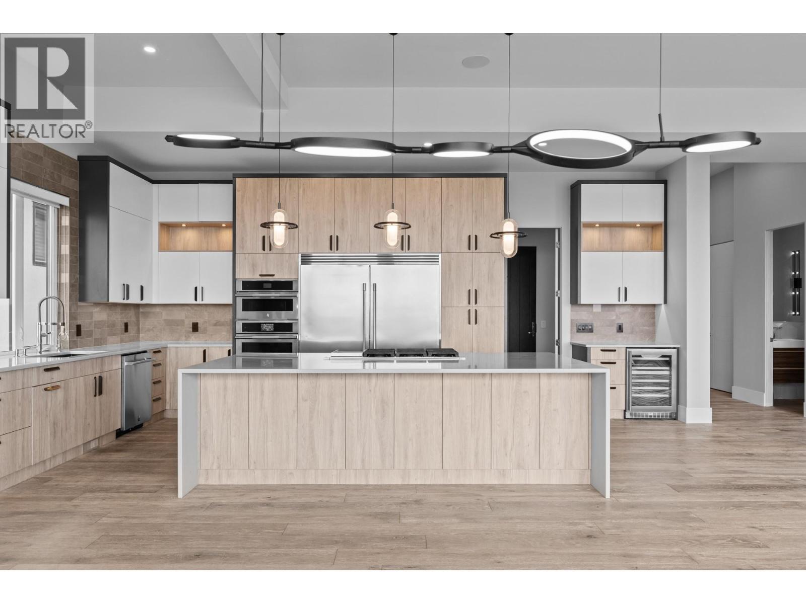 1240 Ponds Avenue, Kelowna, BC - Indoor Photo Showing Kitchen