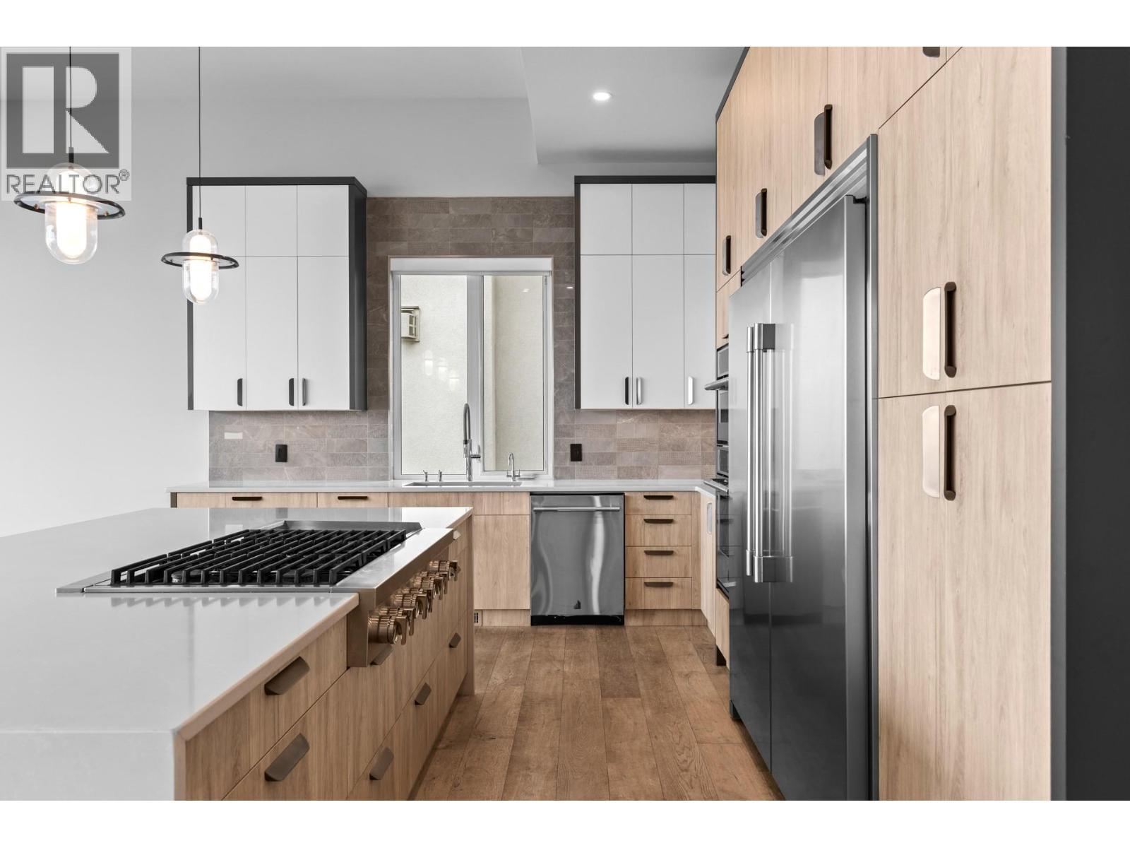 1240 Ponds Avenue, Kelowna, BC - Indoor Photo Showing Kitchen With Upgraded Kitchen