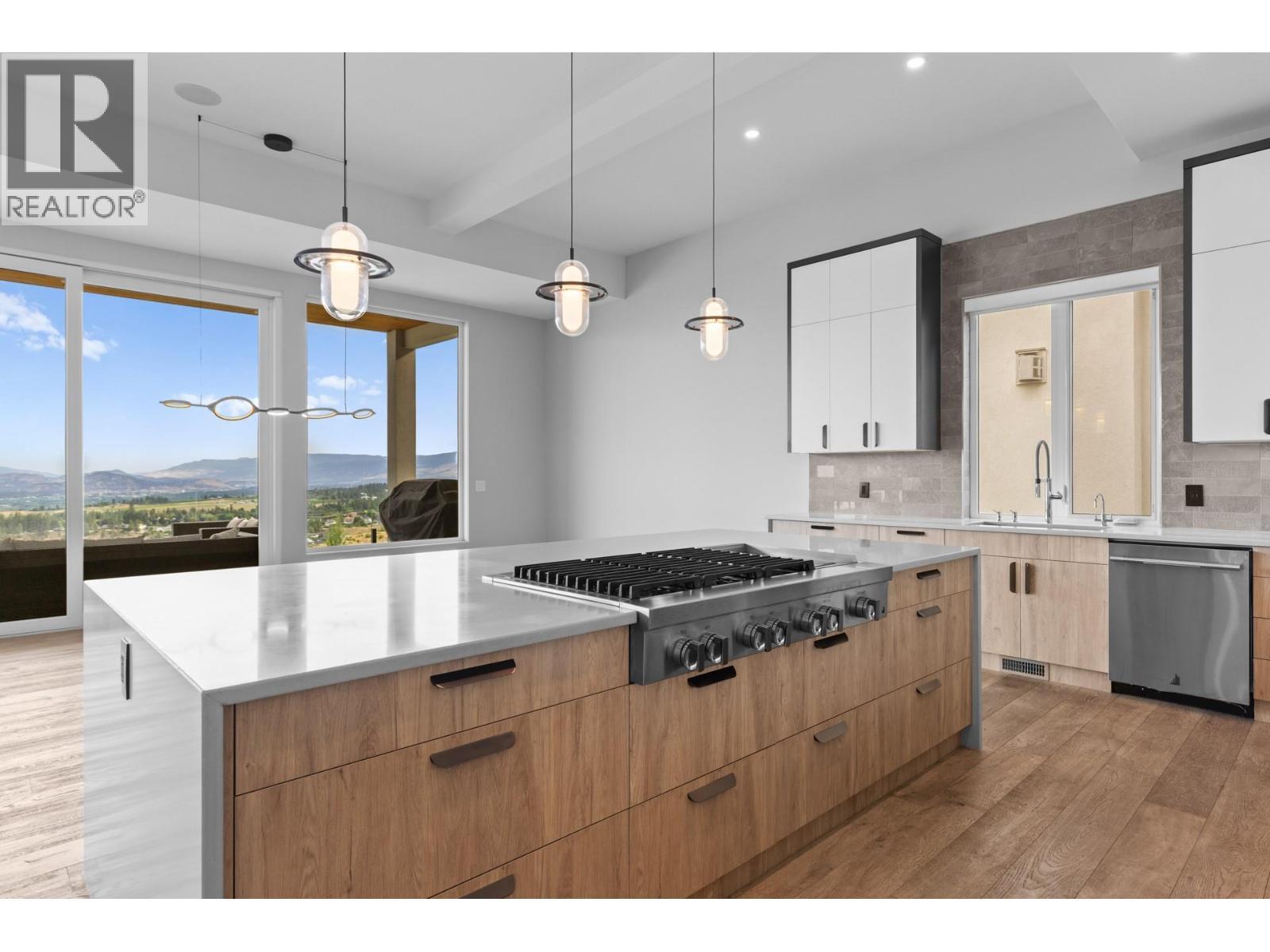 1240 Ponds Avenue, Kelowna, BC - Indoor Photo Showing Kitchen With Upgraded Kitchen