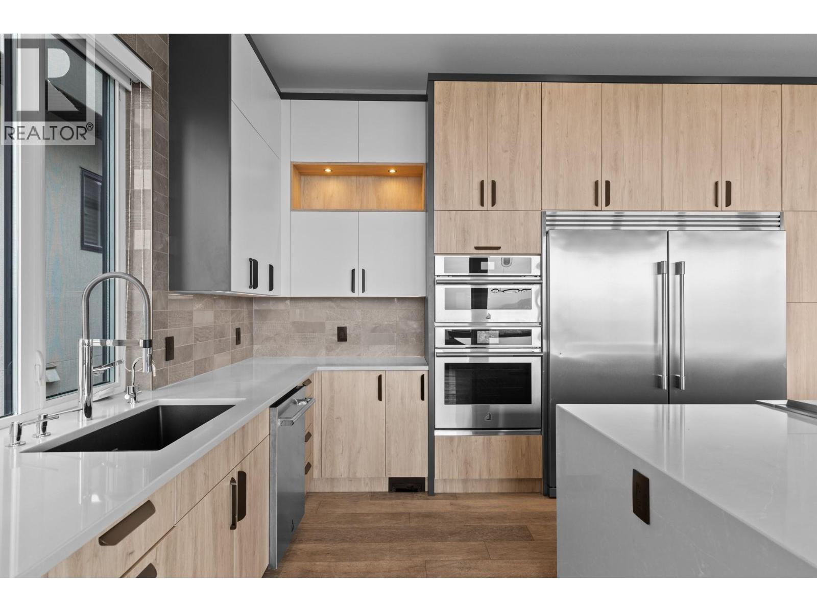 1240 Ponds Avenue, Kelowna, BC - Indoor Photo Showing Kitchen With Upgraded Kitchen