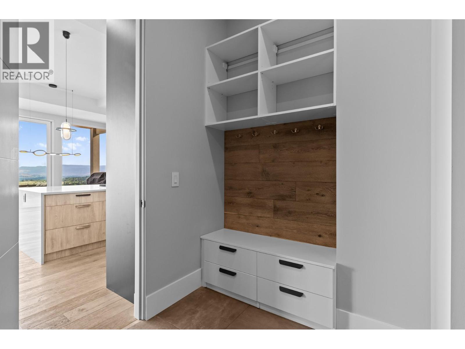 1240 Ponds Avenue, Kelowna, BC - Indoor