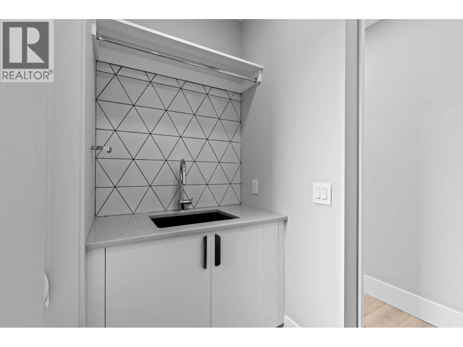 1240 Ponds Avenue, Kelowna, BC - Indoor Photo Showing Other Room