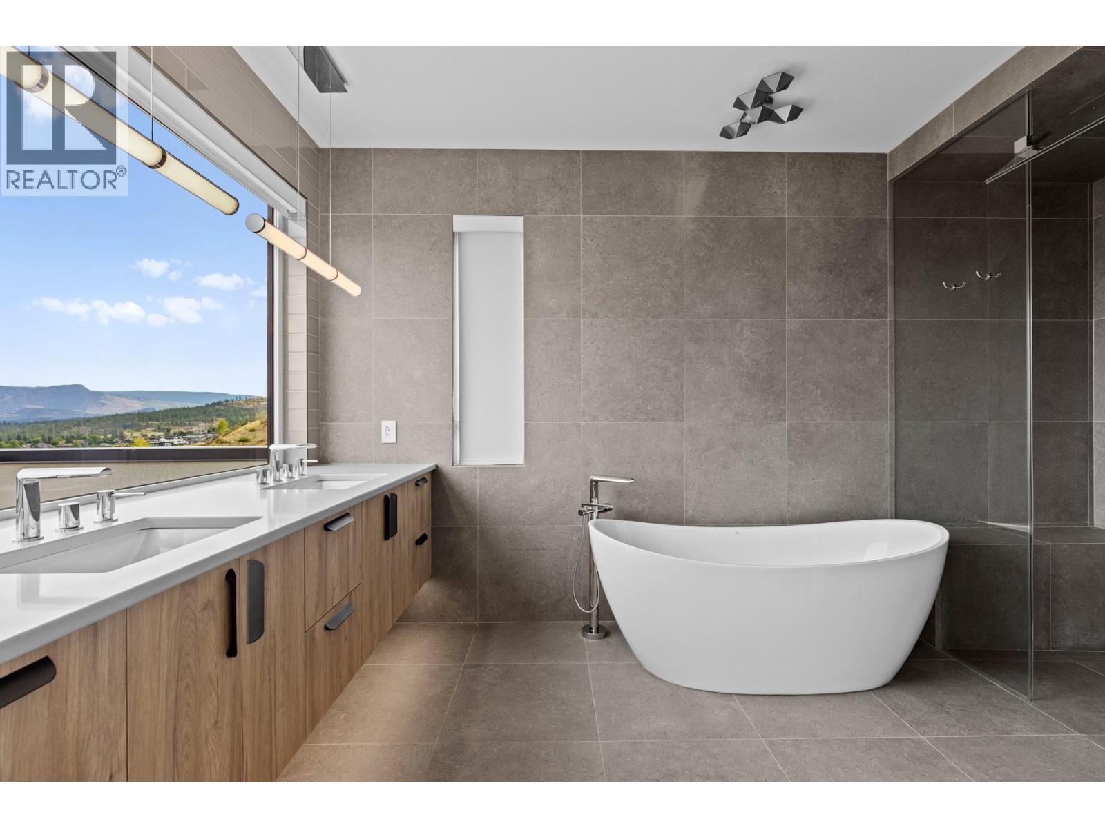 1240 Ponds Avenue, Kelowna, BC - Indoor Photo Showing Bathroom