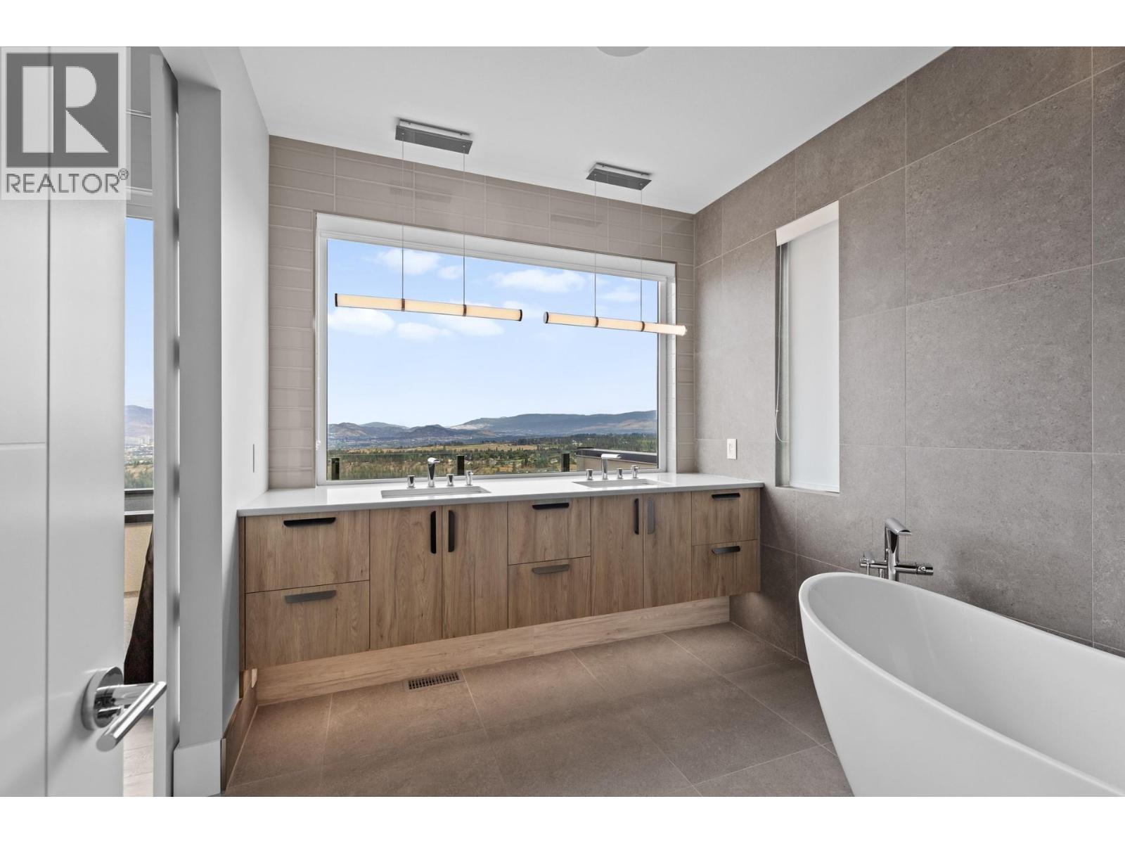 1240 Ponds Avenue, Kelowna, BC - Indoor Photo Showing Bathroom