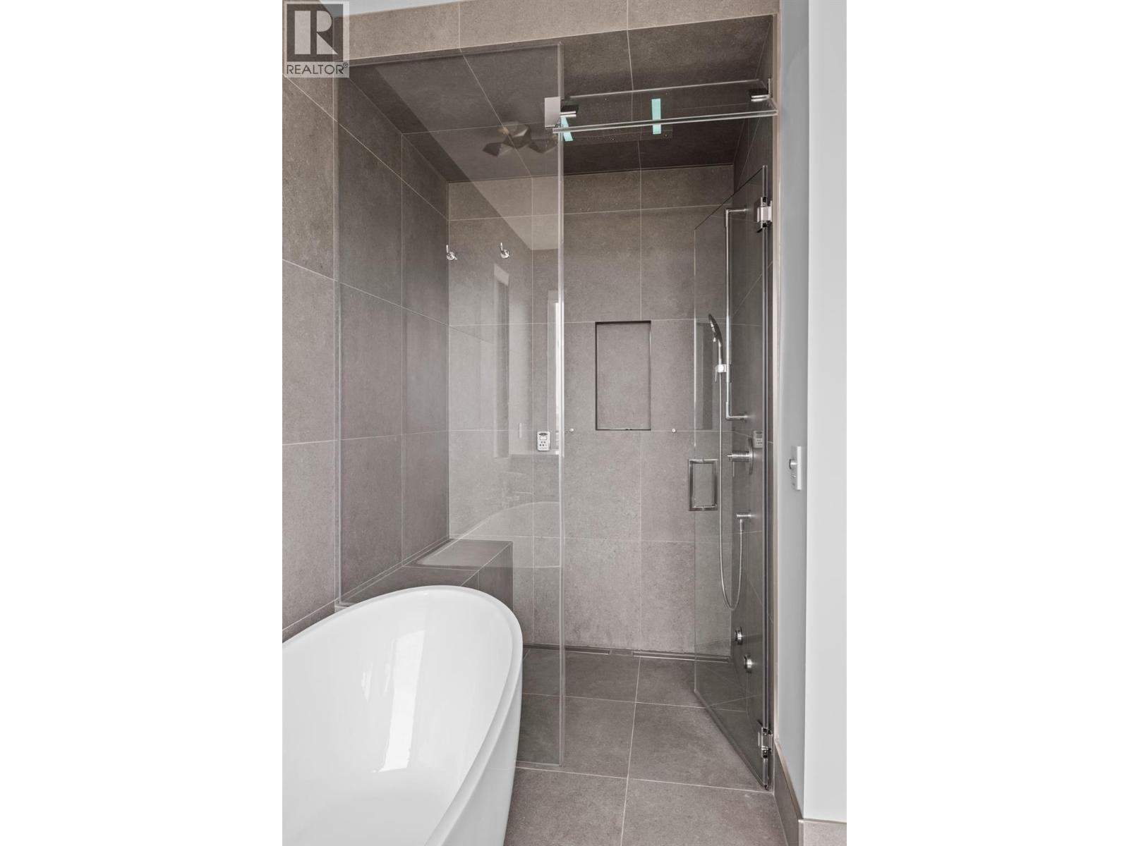 1240 Ponds Avenue, Kelowna, BC - Indoor Photo Showing Bathroom