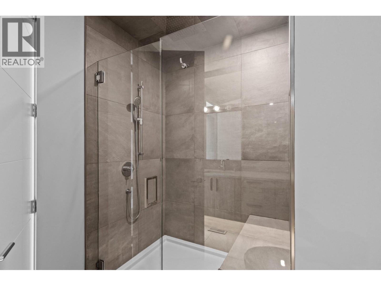 1240 Ponds Avenue, Kelowna, BC - Indoor Photo Showing Bathroom