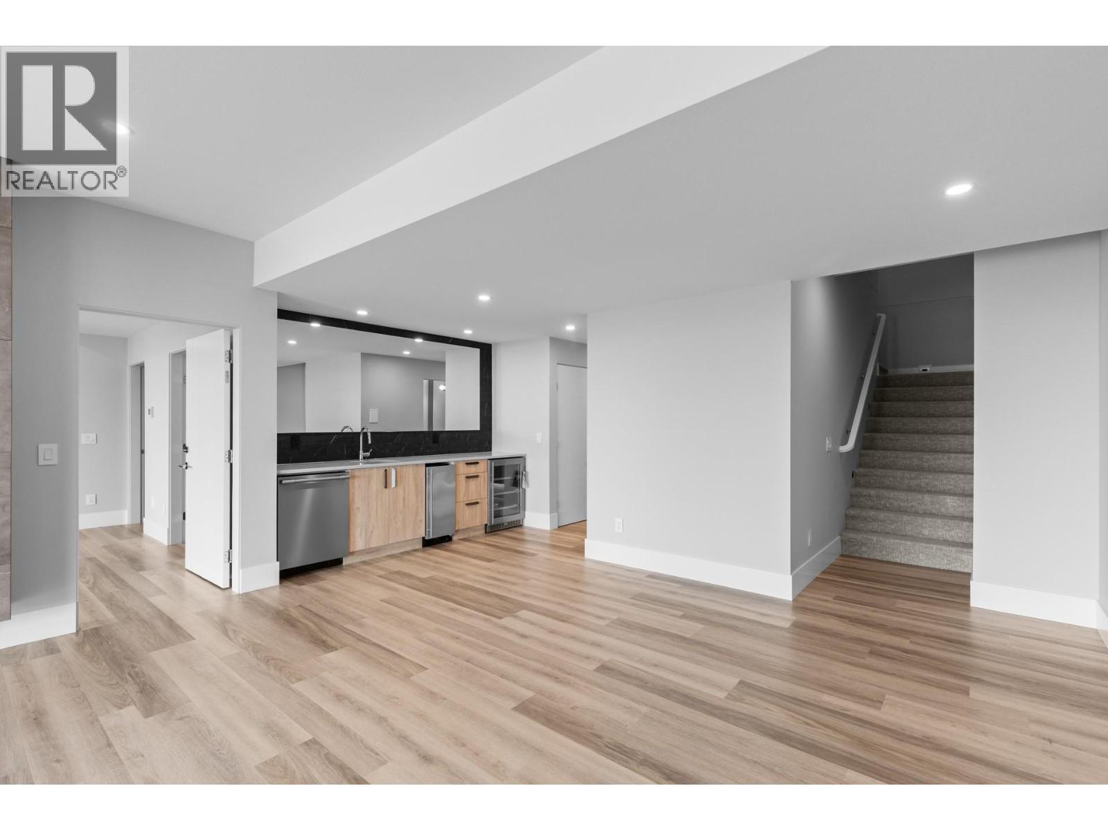 1240 Ponds Avenue, Kelowna, BC - Indoor Photo Showing Kitchen