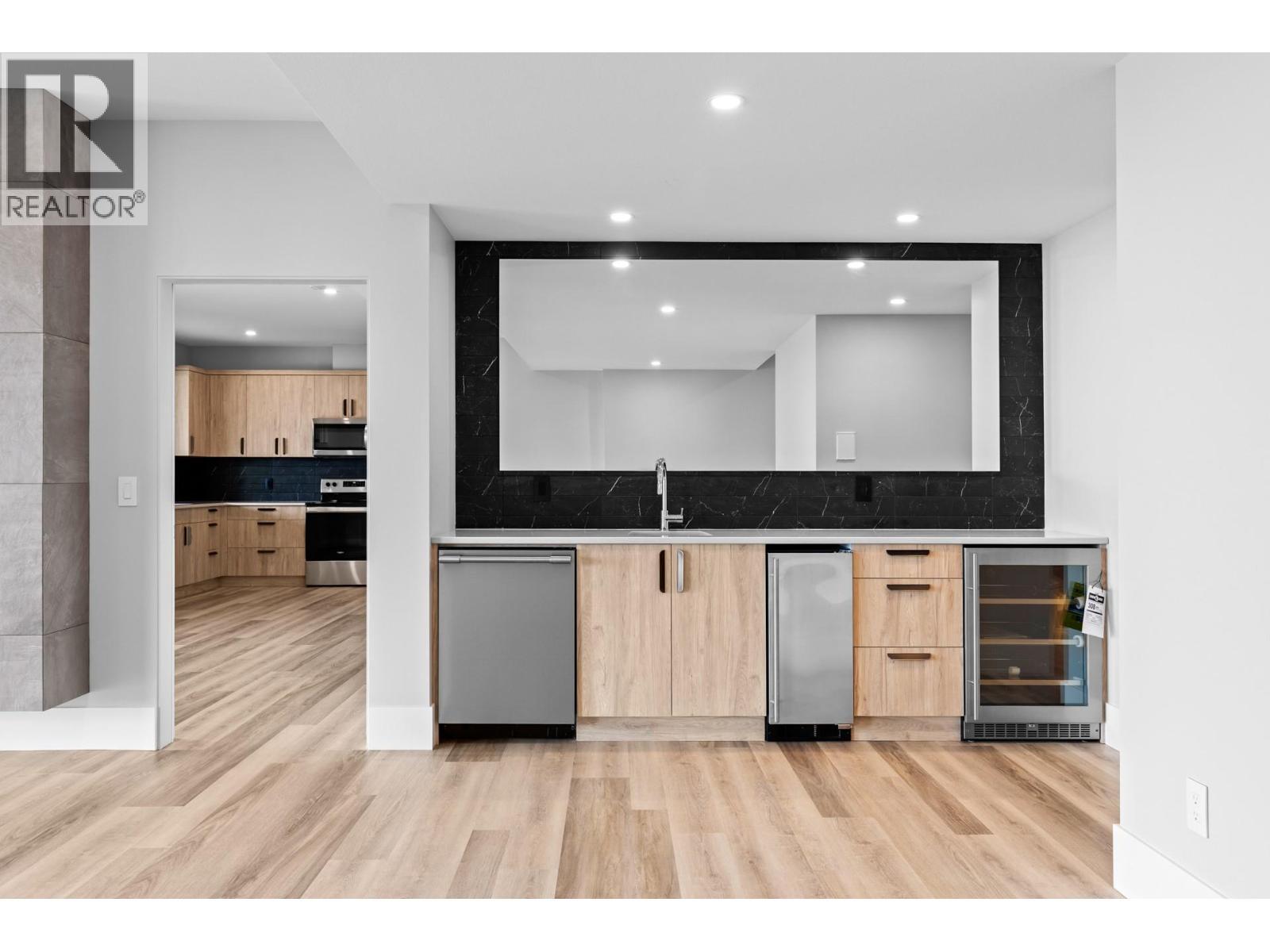 1240 Ponds Avenue, Kelowna, BC - Indoor